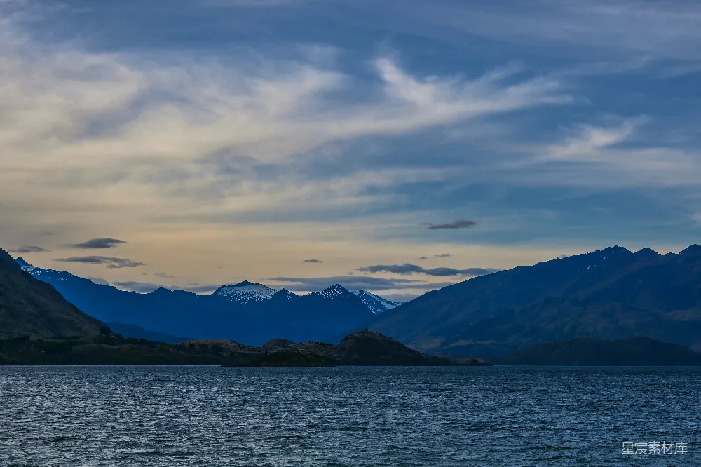 高清摄影 山景 湖泊 宁静 自然风光 傍晚 静谧湖畔的山景