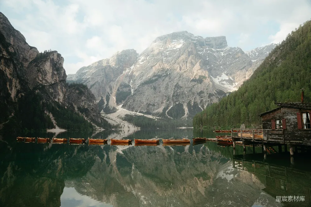 高清摄影 自然风光 宁静 山脉 湖面 风景如画 静谧的湖畔与巍峨的山峰