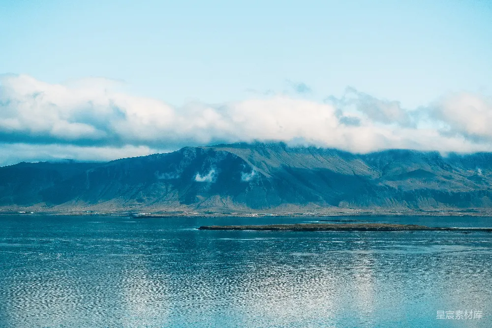 高清摄影 山景 湖泊 自然风光 宁静 风景 云雾缭绕的山峦与宁静的湖面