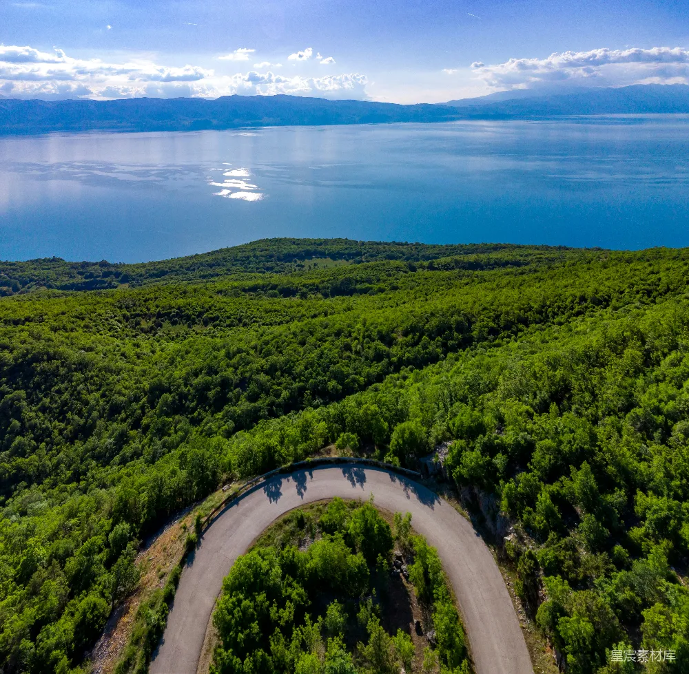 高清摄影 自然风光 空中摄影 湖景 公路 宁静 湖畔蜿蜒道路的空中视角