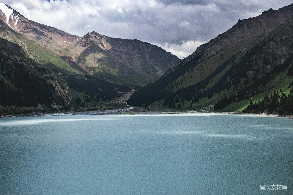 高清摄影 湖泊 山脉 自然风光 户外探索 宁静 湖畔的山谷