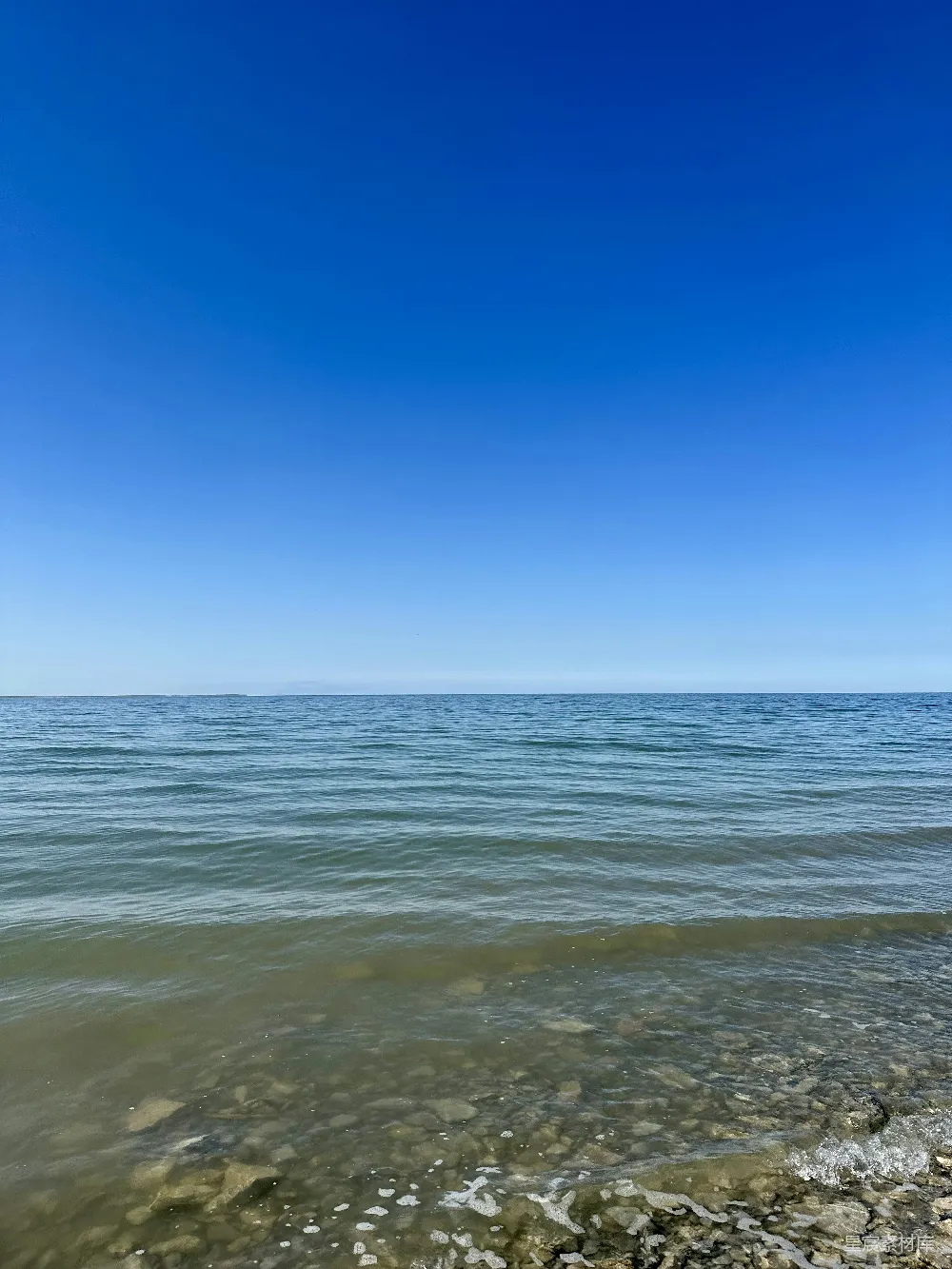 高清摄影 海洋 平静 天空 自然 海岸线 蓝天下的宁静海岸