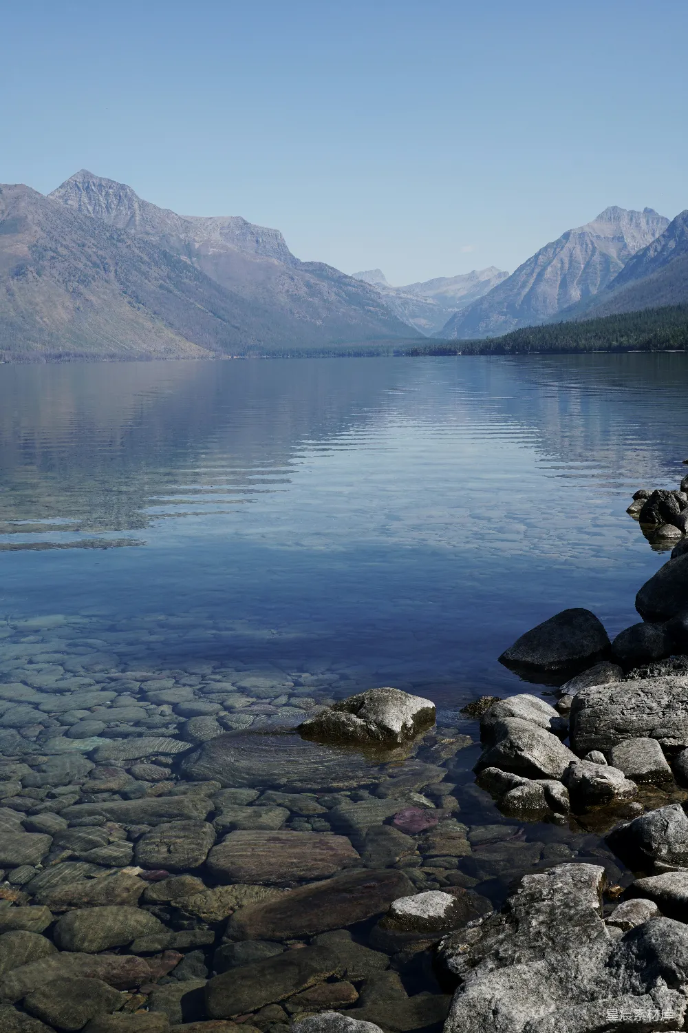 高清摄影 自然风光 湖景 山脉 宁静 户外 静谧的湖畔与巍峨山脉