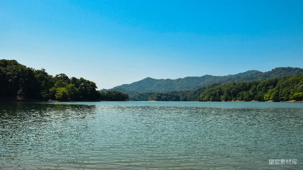 高清摄影 湖景 自然风光 宁静 山水 户外 湖畔静谧的自然风光