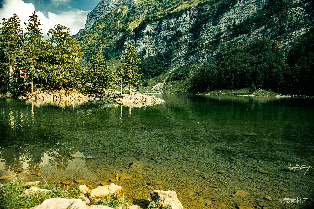 高清摄影 自然风景 宁静 湖泊 山脉 户外 山间静谧的湖泊