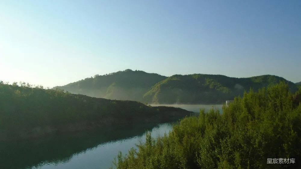 高清摄影 自然风光 清晨 山湖 宁静 雾气 清晨雾气中的山湖景色