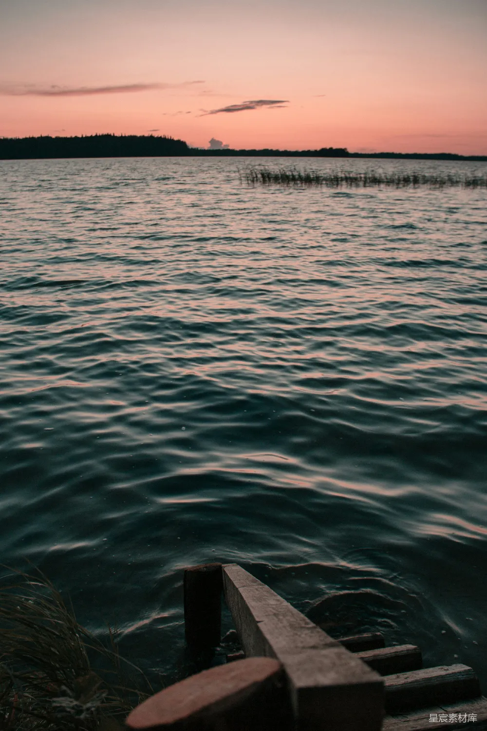高清摄影 自然风光 宁静 日落 湖景 木桥 夕阳下的湖畔木桥