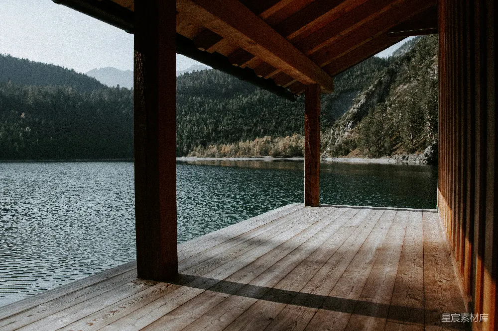 高清摄影 自然风光 宁静 湖景 木屋 休闲 湖畔木屋的静谧时光