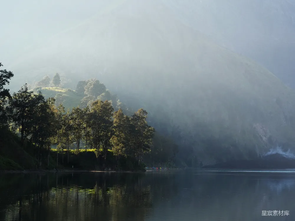 高清摄影 自然风光 晨景 宁静 山水 户外 晨光中的山湖