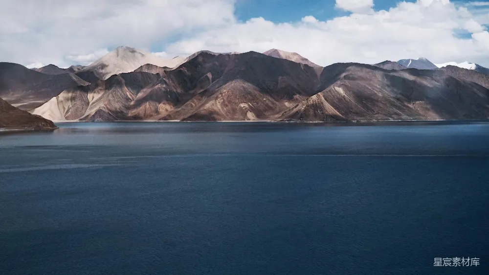 高清摄影 雪山 湖泊 宁静 自然风光 户外 雪山倒影下的宁静湖泊