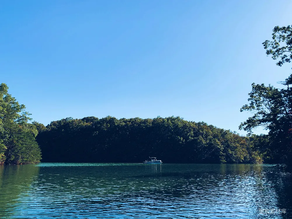 高清摄影 湖景 宁静 自然 休闲 户外 湖上孤舟