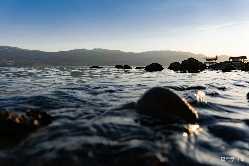 高清摄影 湖景 晨光 岩石 自然 宁静 晨光下的湖边岩石