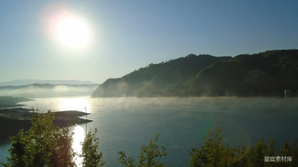 高清摄影 晨曦 湖畔 晨雾 自然风光 宁静 晨雾中的湖畔晨曦