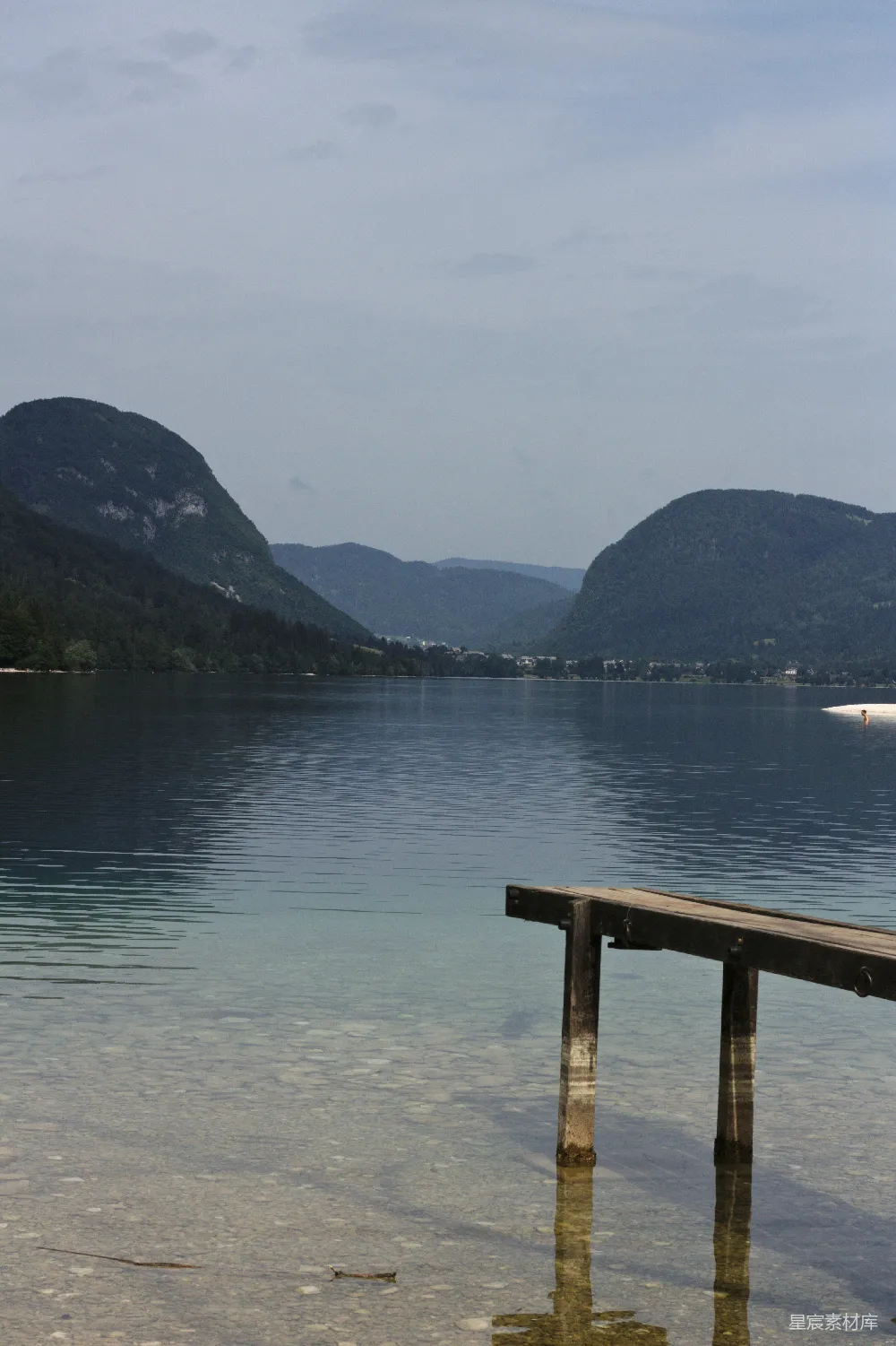 高清摄影 湖景 宁静 自然 摄影 风景 静谧的湖边木桥