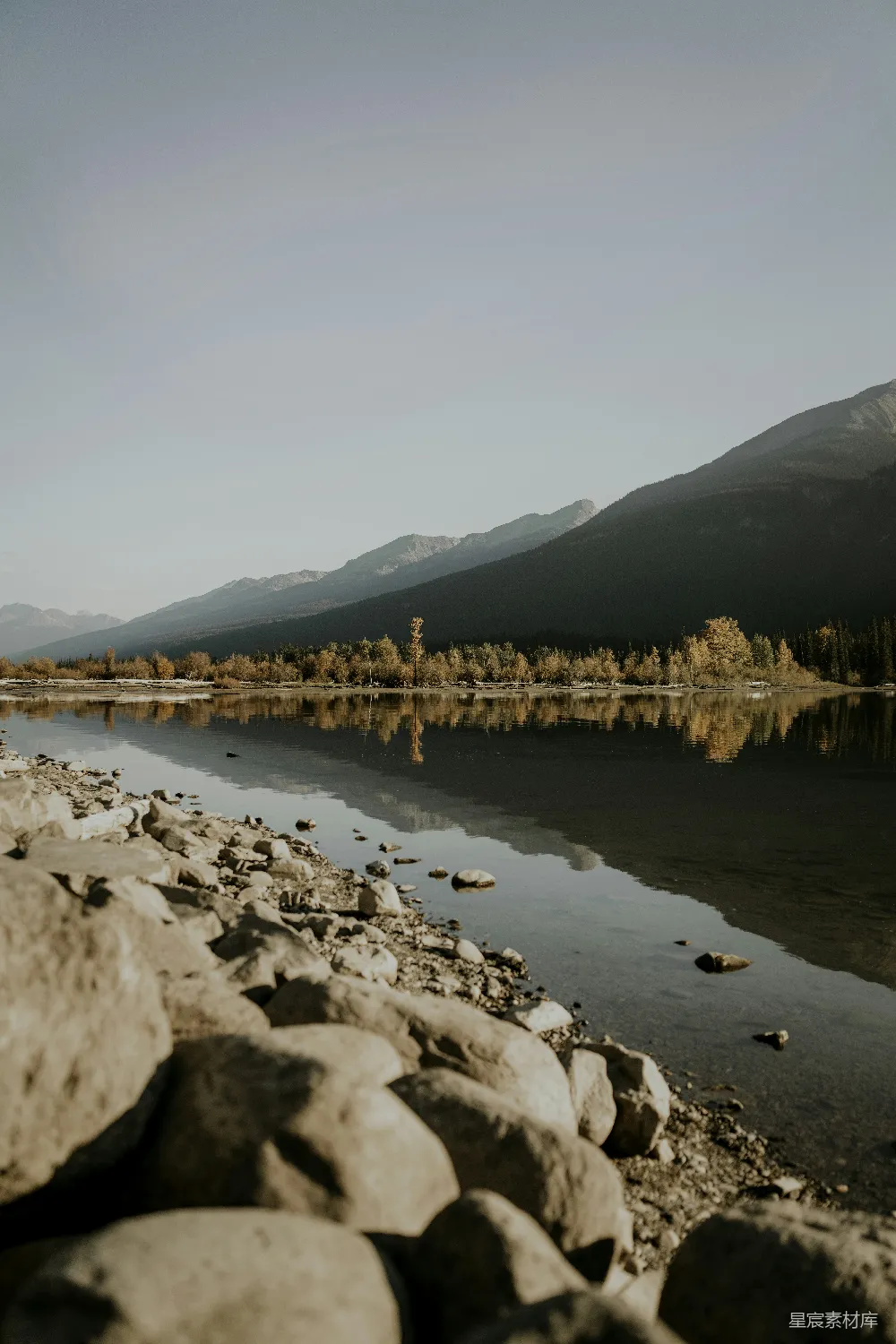 高清摄影 湖泊 山脉 秋景 自然风光 宁静 秋日山湖静谧景色