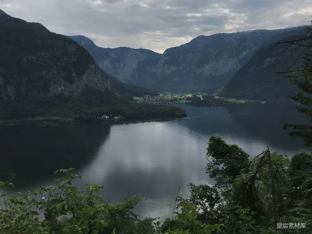 高清摄影 自然风光 山湖景色 宁静氛围 户外摄影 旅游目的地 山间湖泊的宁静景色
