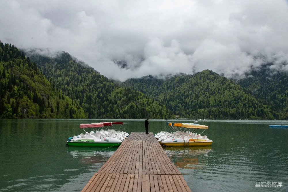 高清摄影 自然风景 休闲 山林 湖景 木质码头 湖畔木桥与小船