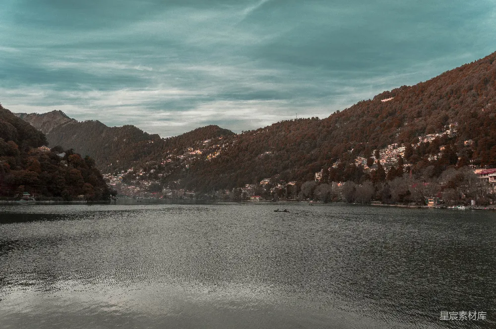 高清摄影 湖景 山丘 静谧 自然风光 休闲 湖畔的宁静时光