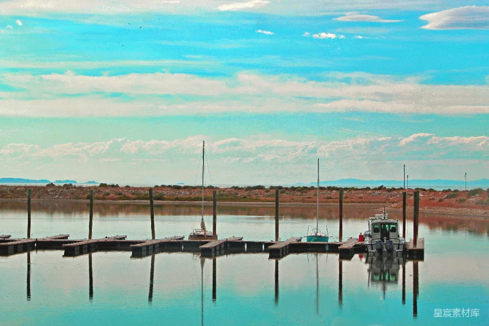 高清摄影 湖畔 码头 宁静 自然 水面倒影 宁静湖畔的码头与船只