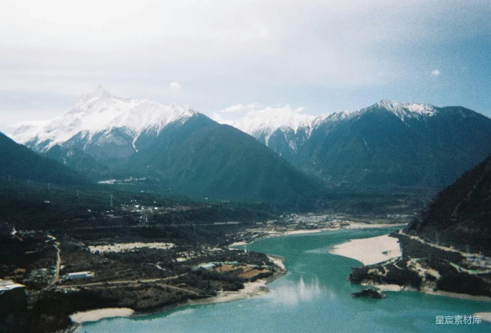 高清摄影 雪山 河流 自然风光 宁静 户外 雪山下的宁静河流