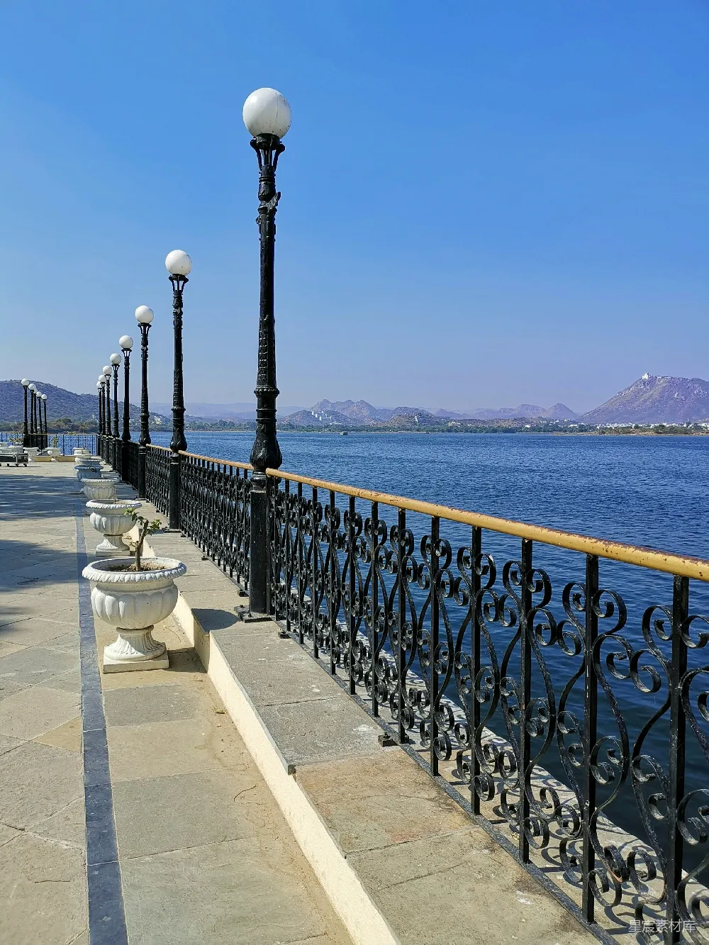 高清摄影 湖景 铁艺 路灯 休闲 自然 湖边的铁艺栏杆与路灯