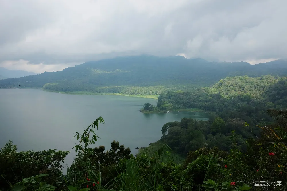 高清摄影 自然风光 湖泊 山脉 户外摄影 宁静 湖畔的山景