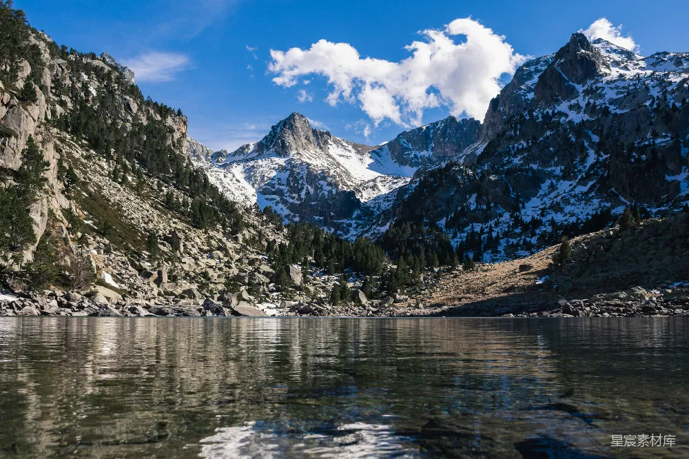 高清摄影 雪山 湖泊 自然风光 宁静 户外 雪山倒影中的宁静湖畔