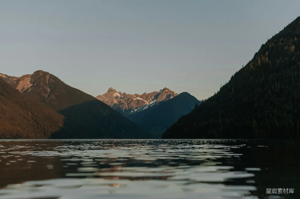 高清摄影 湖泊 山脉 自然风光 宁静 户外 湖畔山景：宁静与自然的完美融合