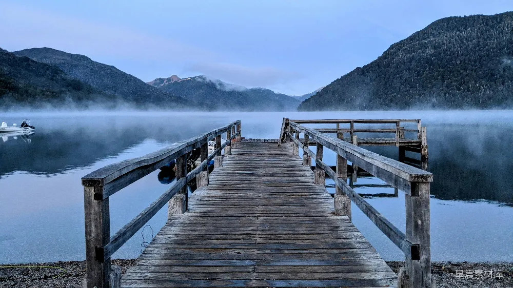 高清摄影 自然风光 清晨 湖畔 宁静 码头 晨雾中的湖边码头