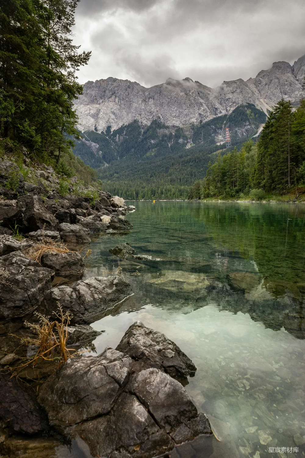 高清摄影 湖泊 山脉 自然风景 宁静 户外 阿尔卑斯山脉下的宁静湖泊