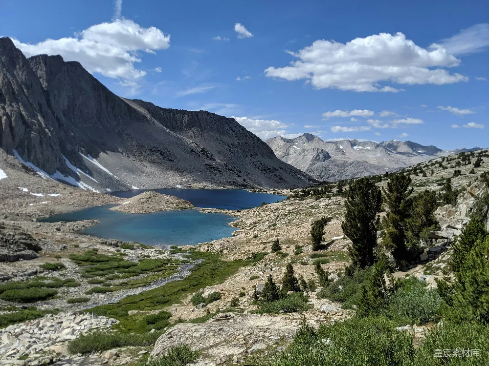 高清摄影 自然风光 山景 湖泊 户外旅行 宁静 高山湖泊的宁静美景