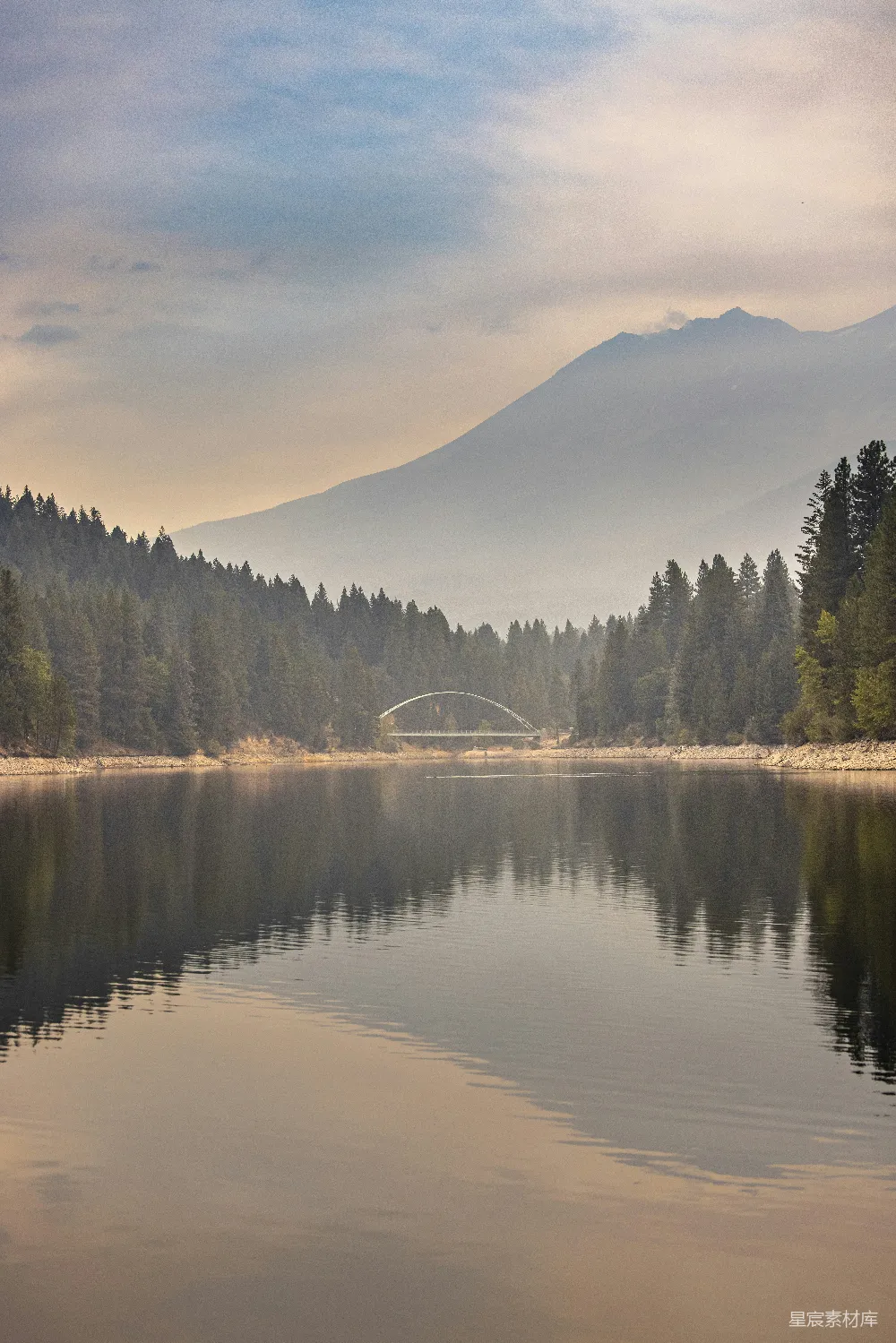 高清摄影 湖景 山脉 森林 桥梁 宁静 晨曦湖畔的宁静时光