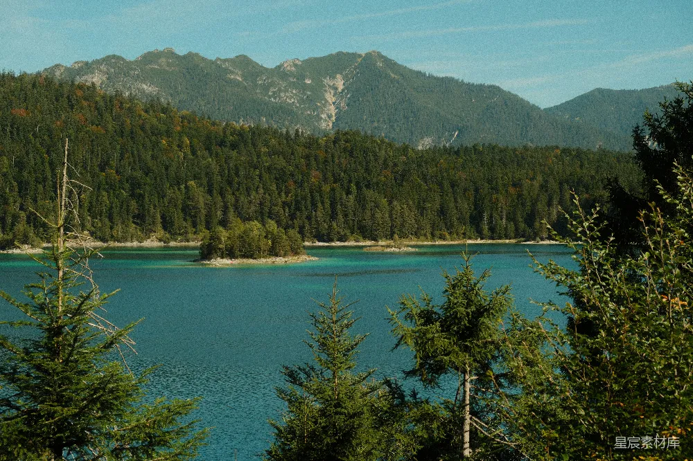 高清摄影 自然风光 湖景 森林 山脉 宁静 山间湖畔的宁静景色
