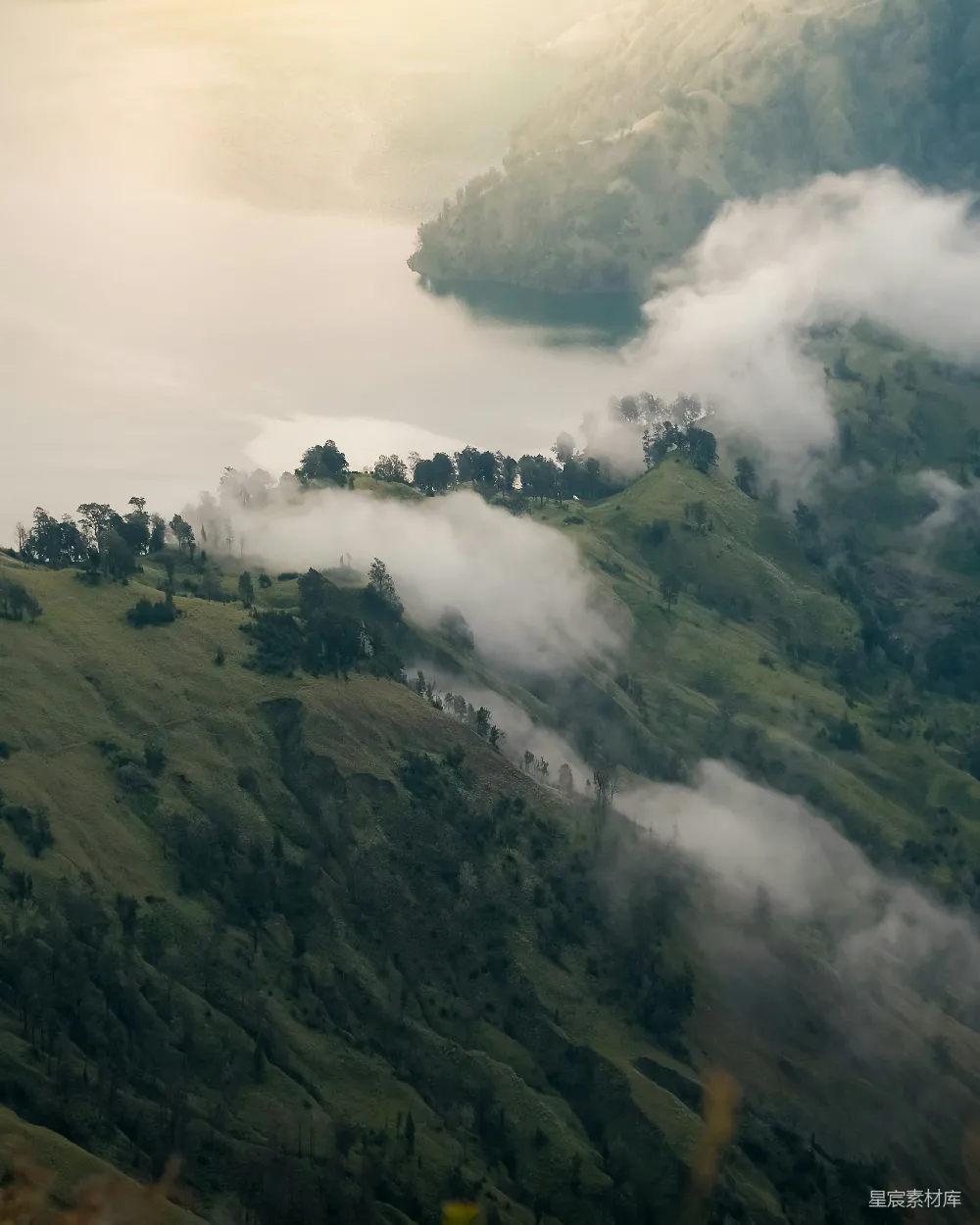 高清摄影 自然风光 晨雾 山景 宁静 旅行 云雾缭绕的山间晨景