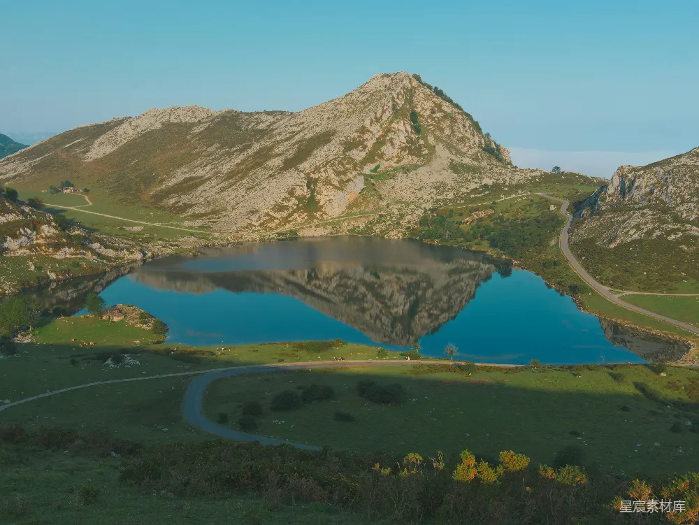 高清摄影 自然风光 湖泊 山脉 宁静 户外 湖畔的山景