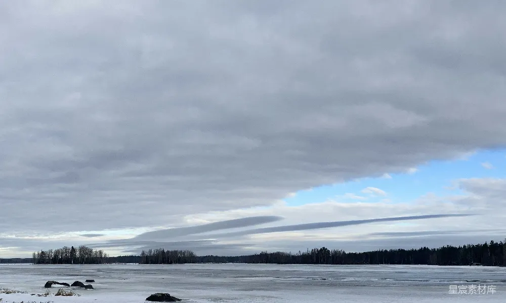高清摄影 冬季 自然景观 湖畔 云层 宁静 冬日湖畔的波浪云