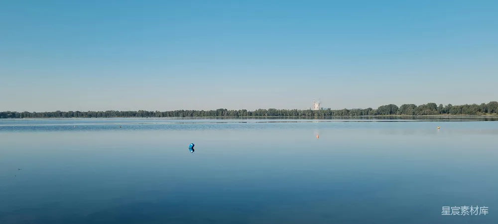 高清摄影 湖泊 工业 宁静 自然与工业并存 风景 宁静湖畔的工业烟囱