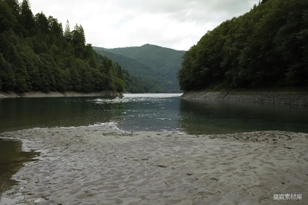 高清摄影 自然风光 宁静 山脉 湖畔 户外 宁静的湖畔与山脉