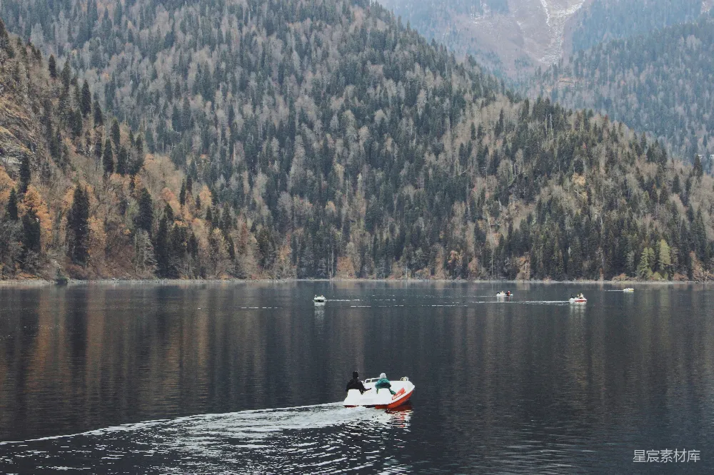 高清摄影 湖景 划船 自然风光 休闲 宁静 湖畔静谧的划船时光