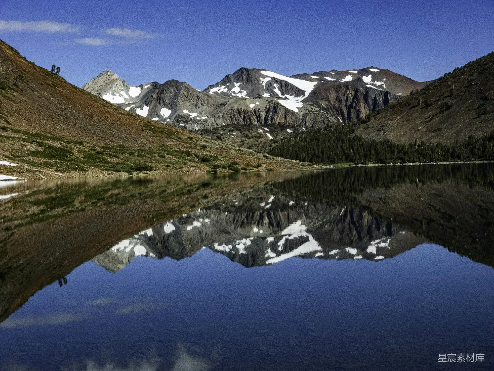 高清摄影 雪山 湖泊 倒影 自然风光 宁静 雪山倒影湖景