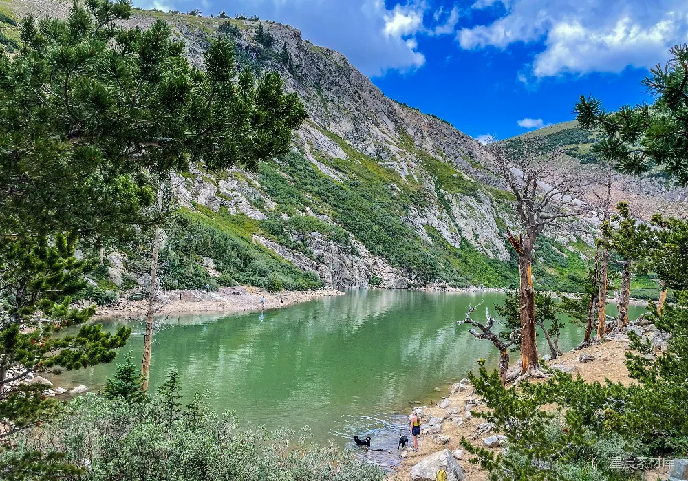高清摄影 山景 湖泊 户外活动 自然风光 休闲时光 夏日山间湖畔宁静时光