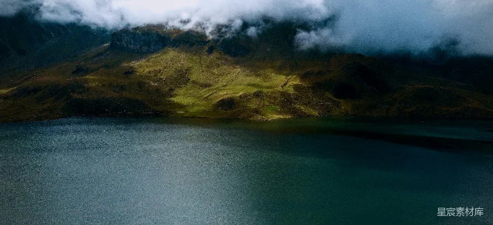高清摄影 自然风光 山脉 湖泊 宁静 摄影 云雾缭绕的湖泊与山景