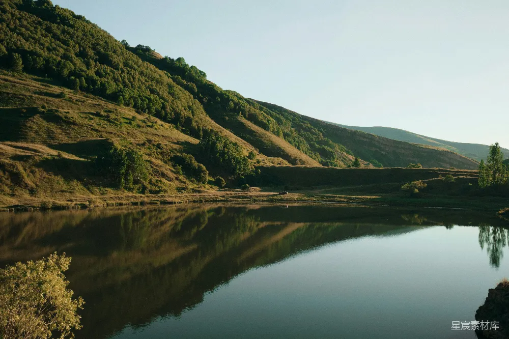 高清摄影 自然风光 宁静 山景 湖面倒影 户外美景 静谧山间湖畔