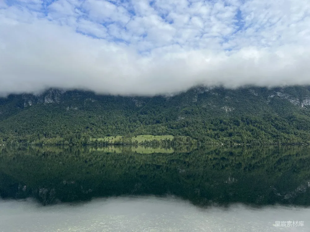 高清摄影 自然风光 宁静 山林 湖泊 户外 云雾缭绕的山间湖泊