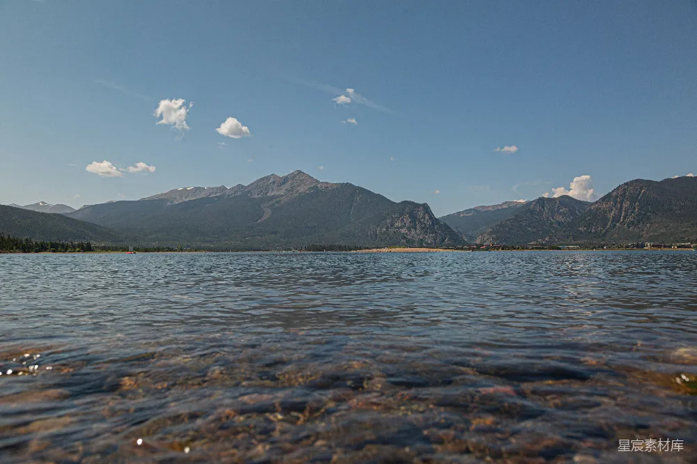 高清摄影 湖泊 山脉 自然风光 户外休闲 夏日美景 湖畔山景，宁静时光