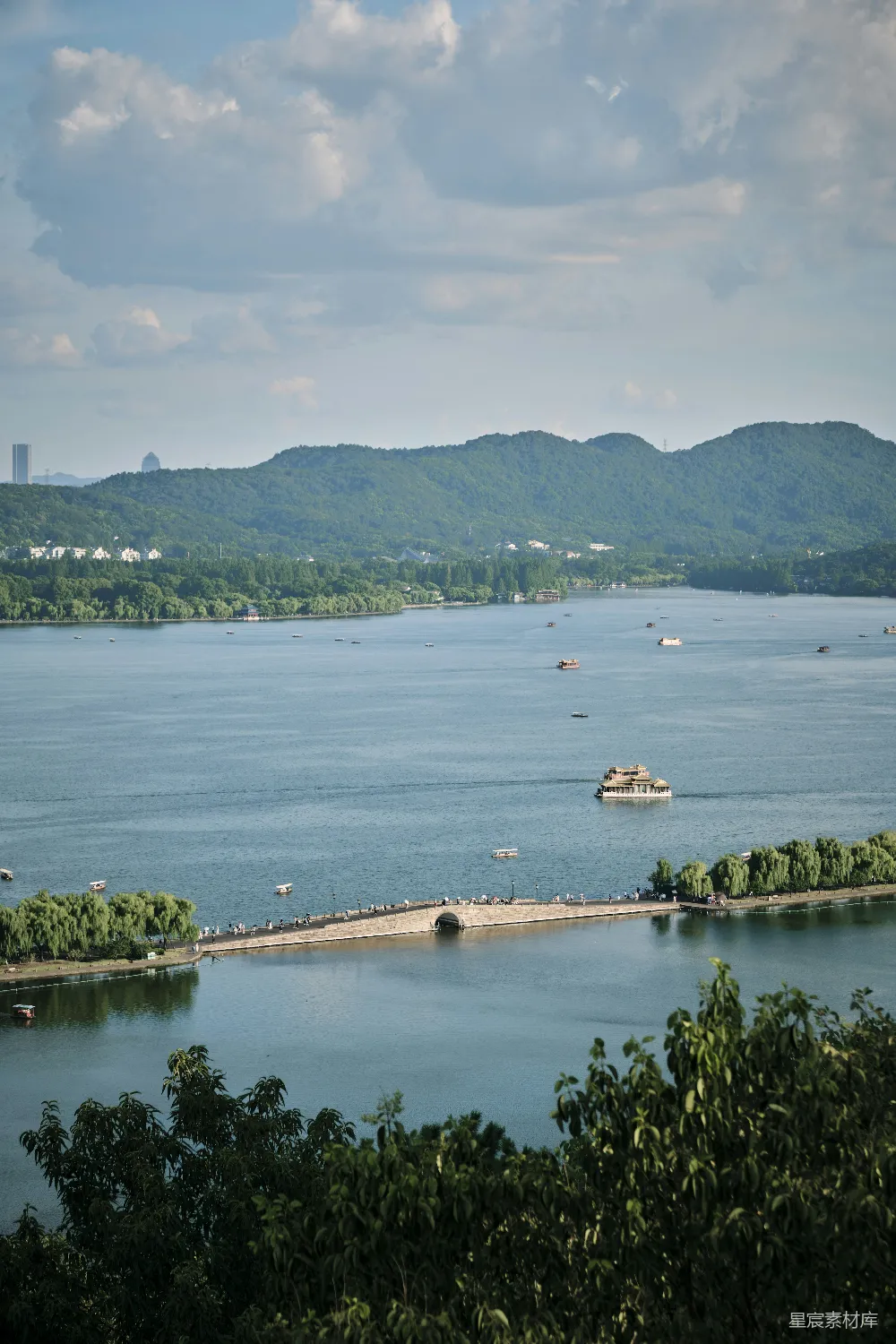 高清摄影 西湖 湖景 风景 自然 旅游 西湖美景：绿树环绕的湖畔