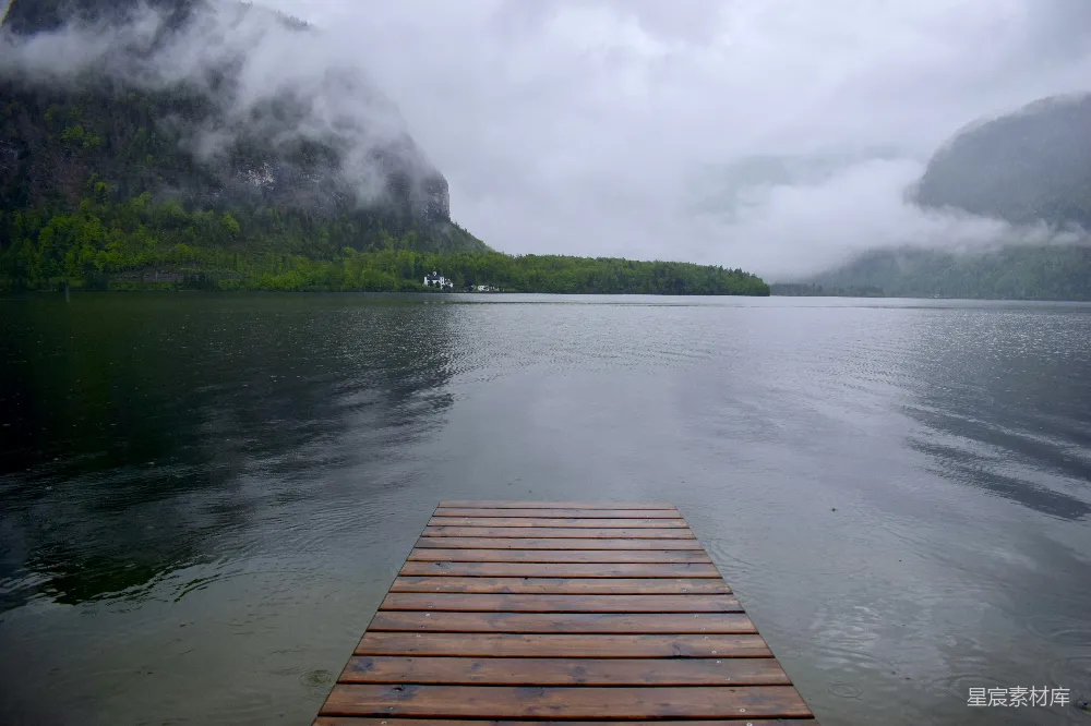 高清摄影 湖泊 雾气 栈道 自然风光 宁静 雨后湖面木栈道