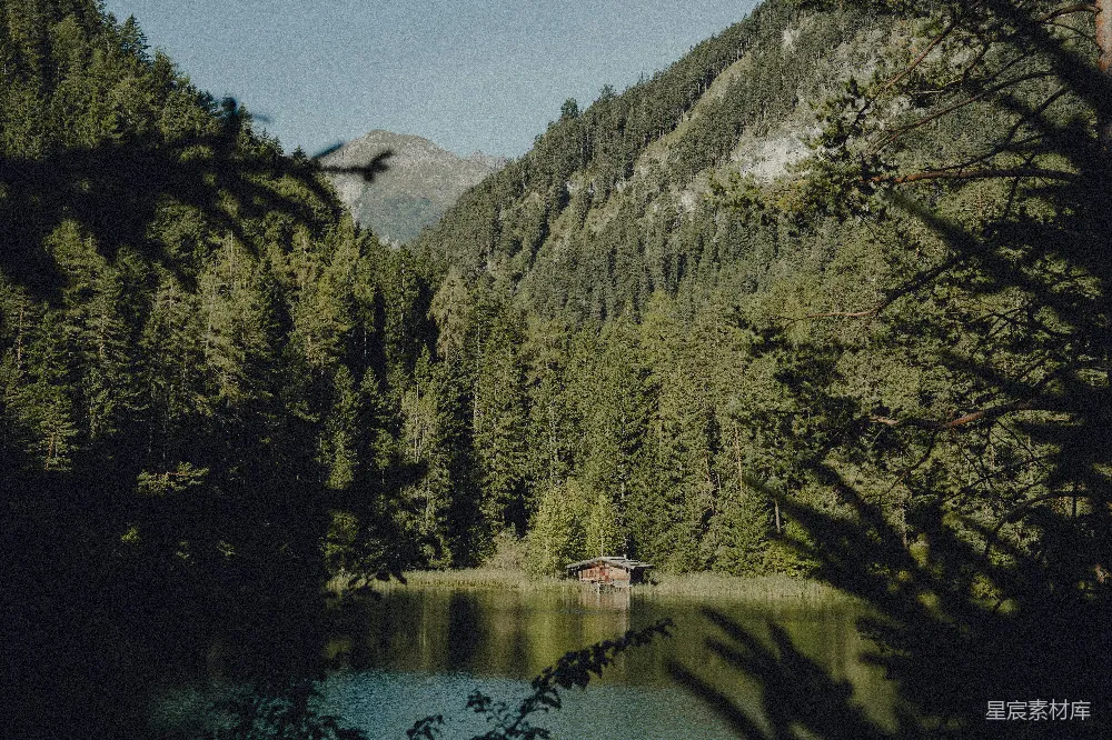 高清摄影 自然 宁静 森林 湖景 度假 山间小湖与木屋