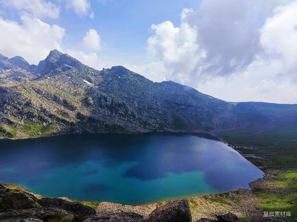 高清摄影 自然风光 山景 湖泊 宁静 户外 高山湖泊的宁静