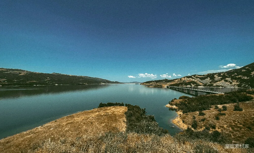 高清摄影 湖泊 自然风光 宁静 山丘 桥梁 湖畔宁静的自然风景